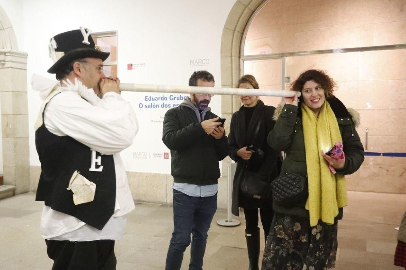 "Palabras por un tubo" hizo disfrutar ayer al público vigués en el interior del Marco.