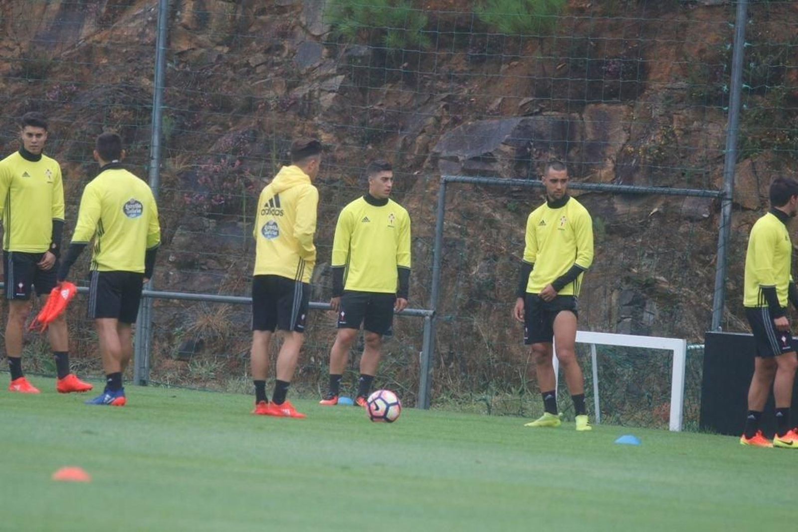 Álvaro Lemos, ayer entre Drazic y Brais en A Madroa.