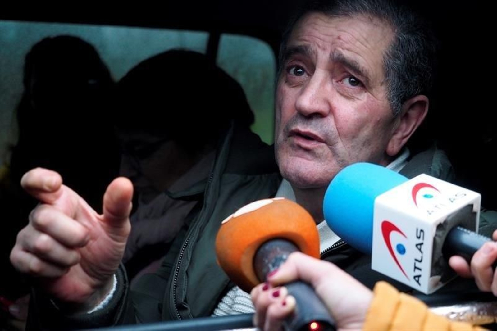 El líder de la Orden y Mandato de San Miguel Arcángel, conocida como los 'Miguelianos', Feliciano Miguel Rosendo da Silva (4i), atiende a los medios tras su salida esta tarde de la cárcel de Teixeiro