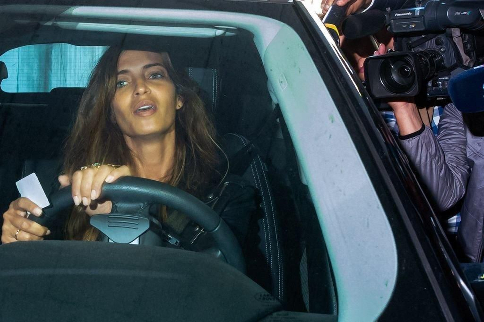 Sara Carbonero, ayer, a su llegada al hospital en el que está Casillas.