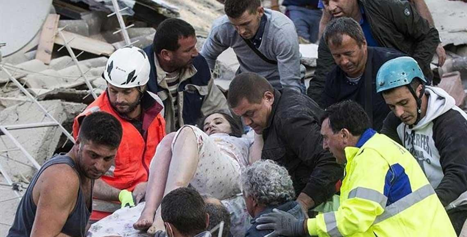 Equipos de rescate trabajando en el área afectada por el terremoto.