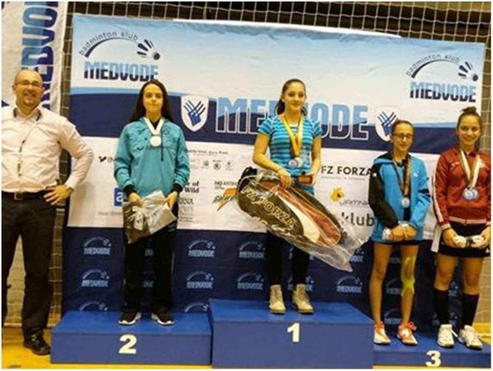 Lucía Rodríguez en el podio luciendo su medalla de plata en Eslovenia.