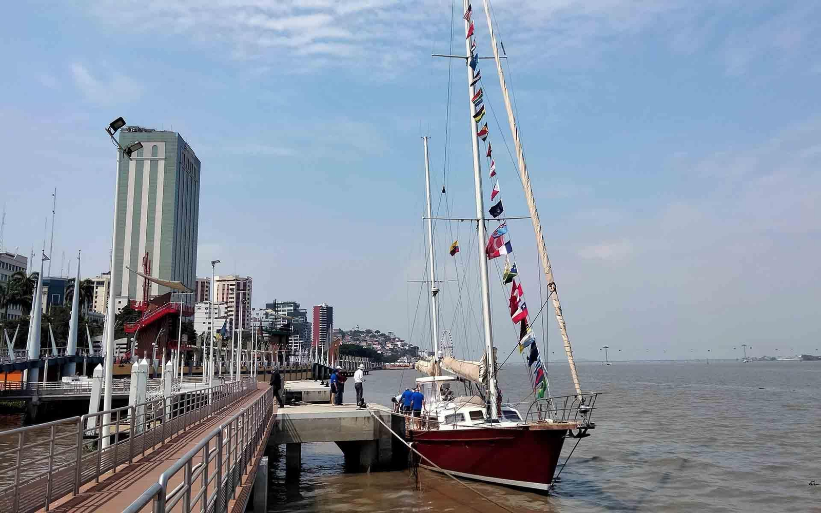 AME9687. QUITO (ECUADOR), 13/10/2021.- Fotografía cedida por Pepé Sola, que muestra el velero Pros tras su llegada hoy al puerto del Malecón de Guayaquil (Ecuador). La expedición española a bordo del velero Pros llegó este miércoles a Guayaquil, donde permanecerá unos días de revisiones antes de zarpar rumbo al archipiélago de Galápagos, siguiendo un recorrido que emula la Primera Circunvalación al Mundo. EFE/Pepé Sola/ SOLO USO EDITORIAL/NO VENTAS/SOLO DISPONIBLE PARA ILUSTRAR LA NOTICIA QUE ACOMPAÑA/CRÉDITO OBLIGATORIO