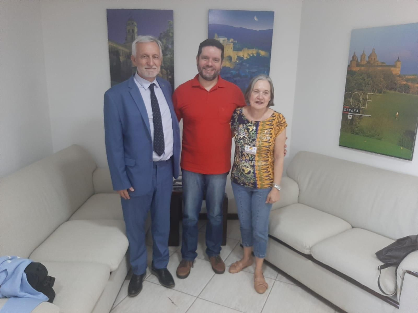 En la imagen Felipe Pousada Prado, con Ana Maria Pousada Prado, y el consejero de Trabajo, Migraciones y Seguridad Social, Carlos del Canto de la Fuente (izquierda)