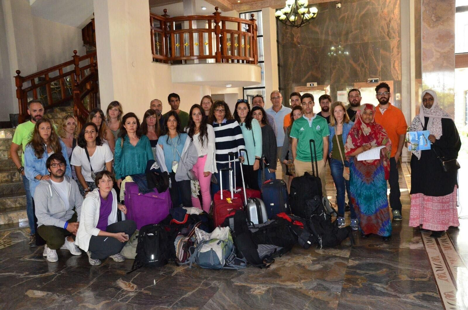 El grupo de turistas españoles, entre los que hay dos vigueses, ayer en el aeropuerto keniata.