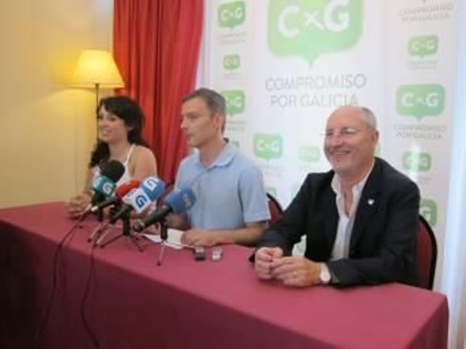 Bascuas, en el centro de la imagen, durante que rueda de prensa que ofreció en Santiago. (Foto: E.P.)