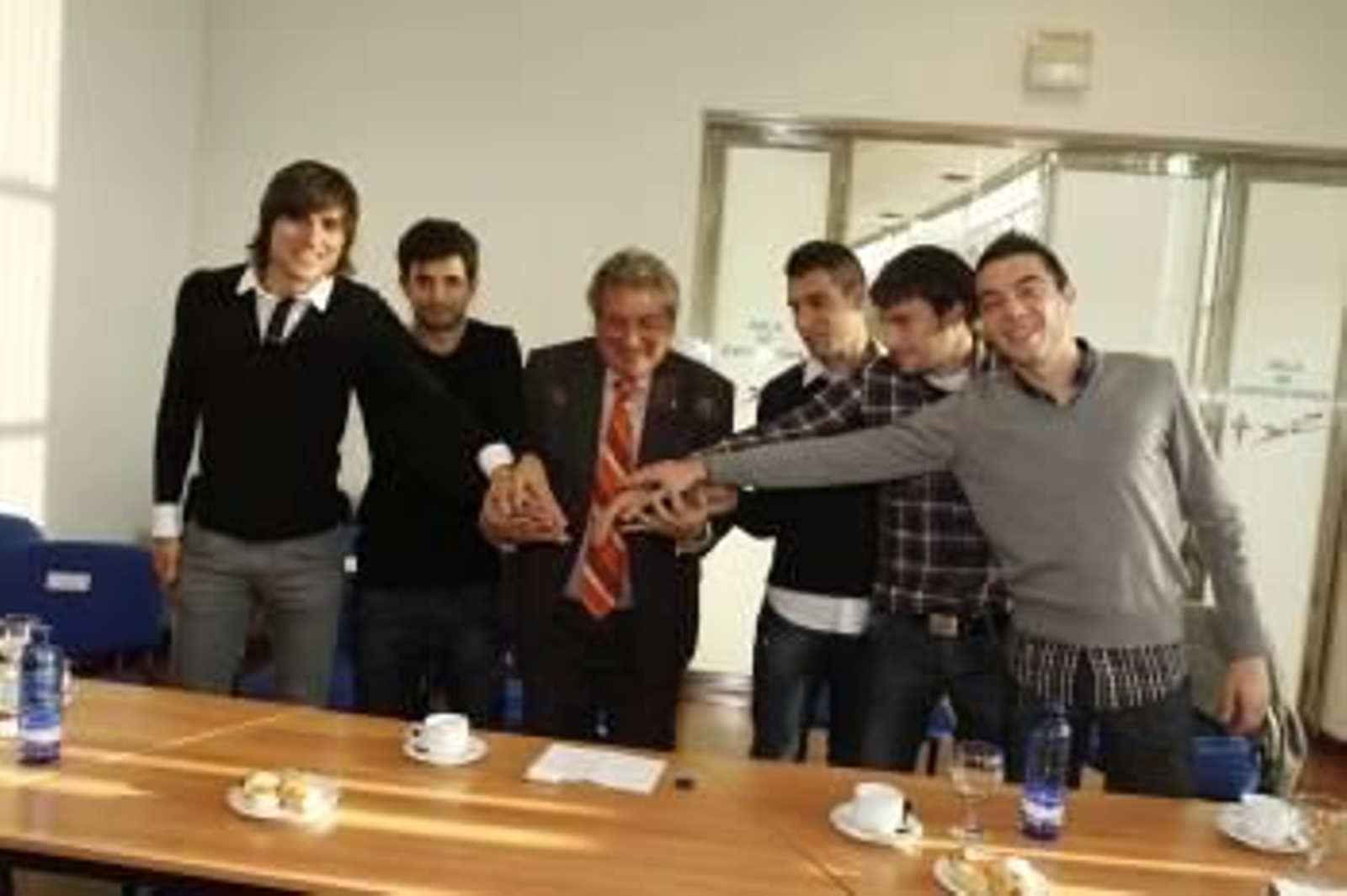 Los renovados del Celta, junto al presidente Mouriño.? (Foto: atlántico)