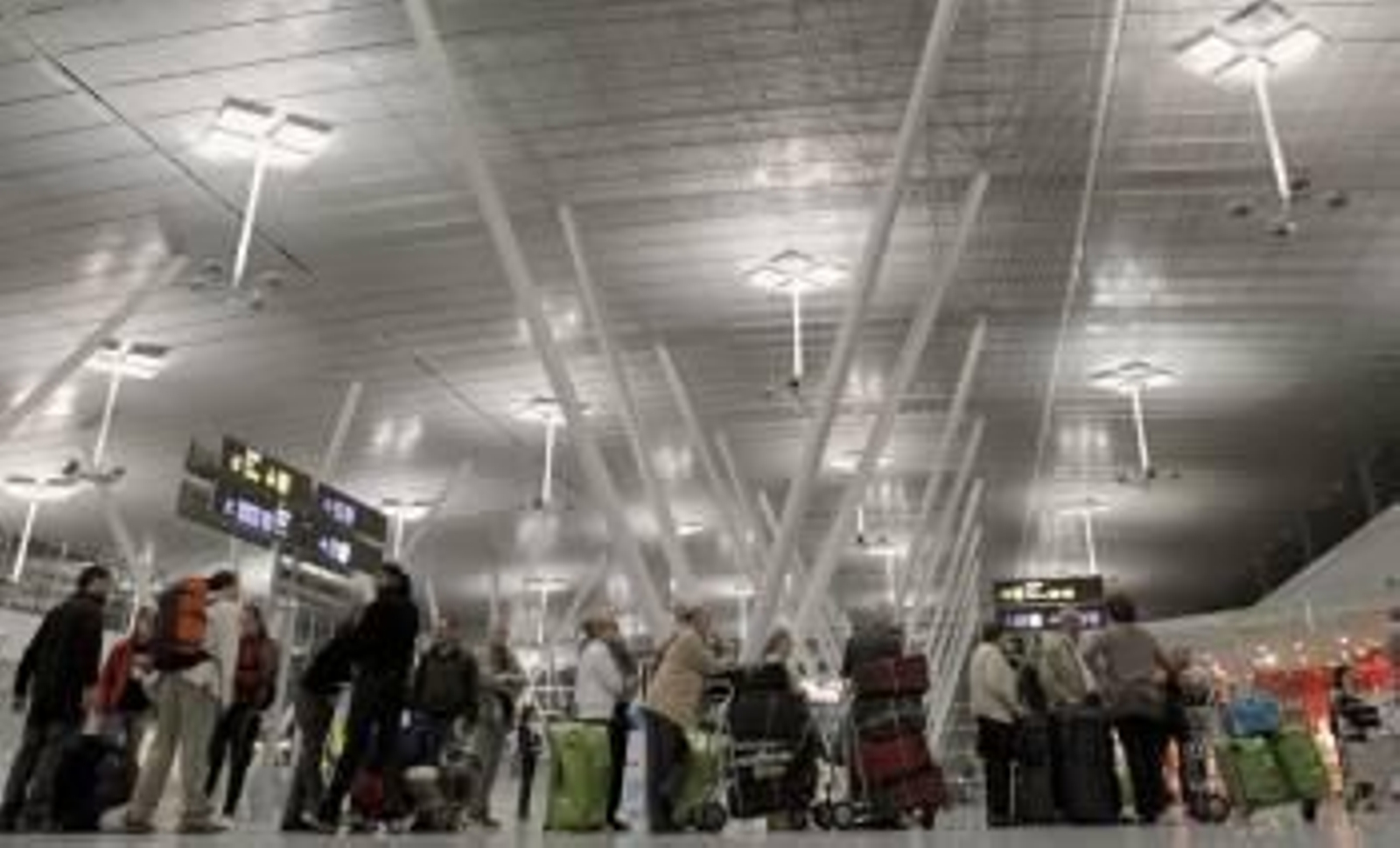 Un grupo de pasajeros, en la nueva terminal de Lavacolla. (Foto: LAVANDEIRA JR.)