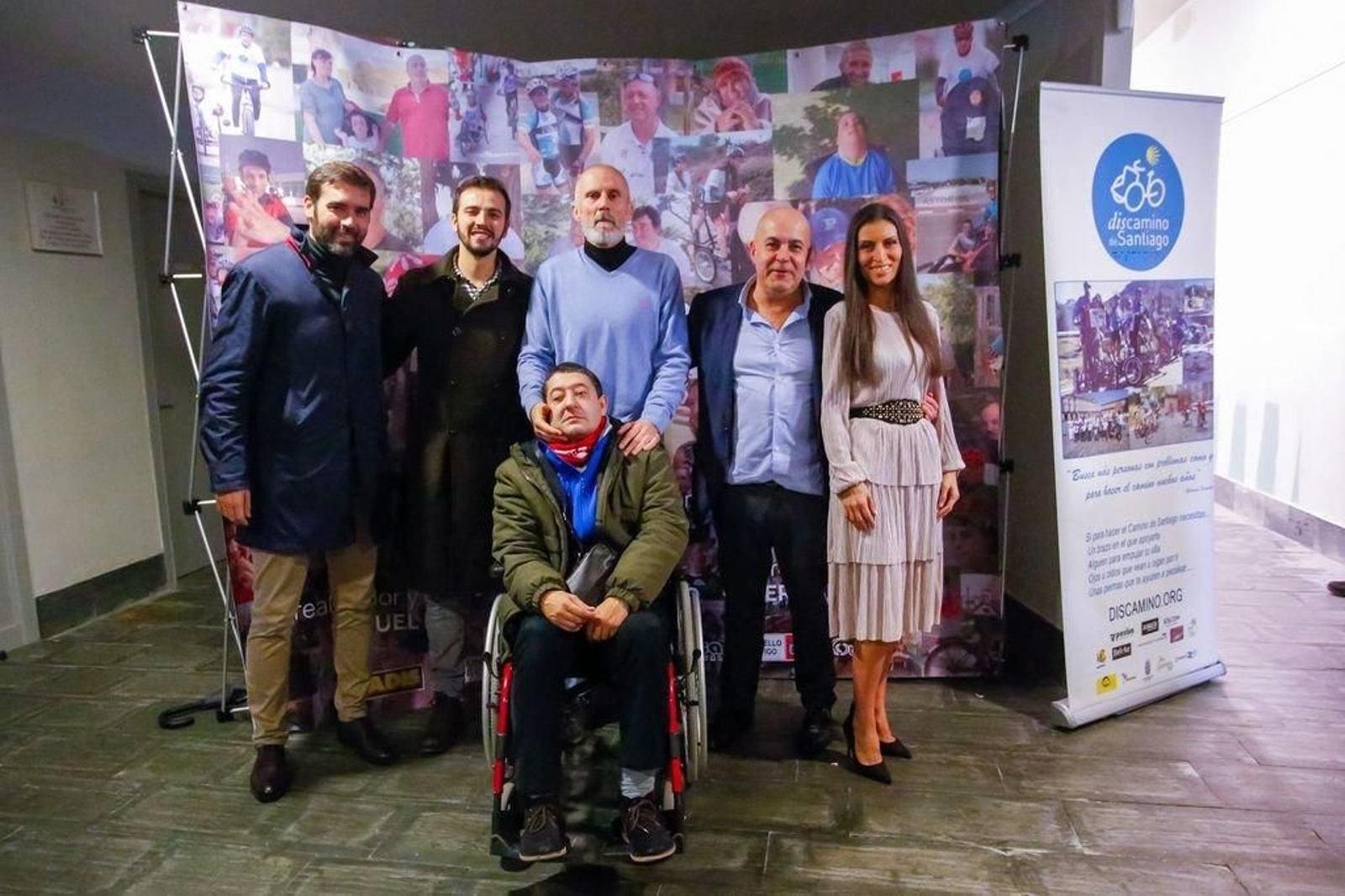 Javier Pitillas y Gerardo Fernández, impulsores de Discamino, con David Bello e integrantes del equipo que hizo realidad el documental.