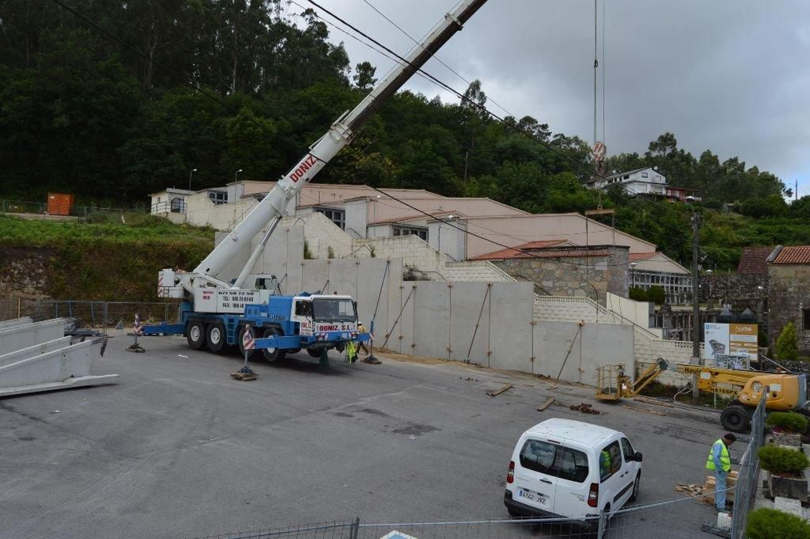 Ensamblaje de las planchas de los muros prefabricados.