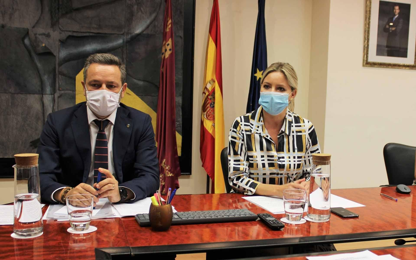 La consejera de Empresa, Industria y Portavocía, Ana Martínez Vidal, junto al director general de Unión Europea, Juan José Martínez Lozano, durante una videoconferencia (imagen de archivo)