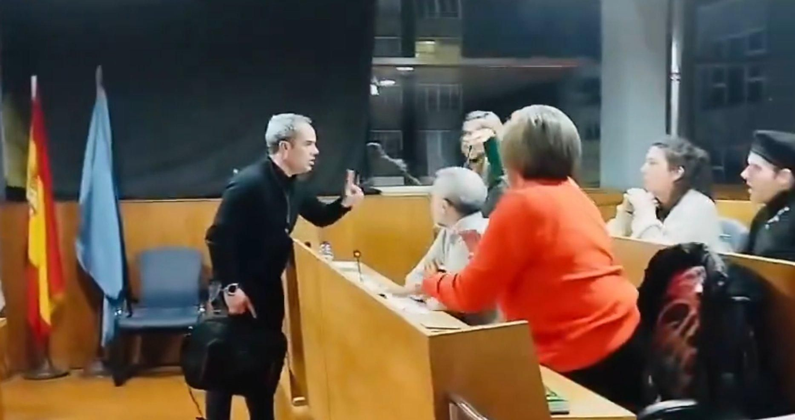 Imagen del encontronazo en el Concello de Cangas. // X (PsoePontevedra)