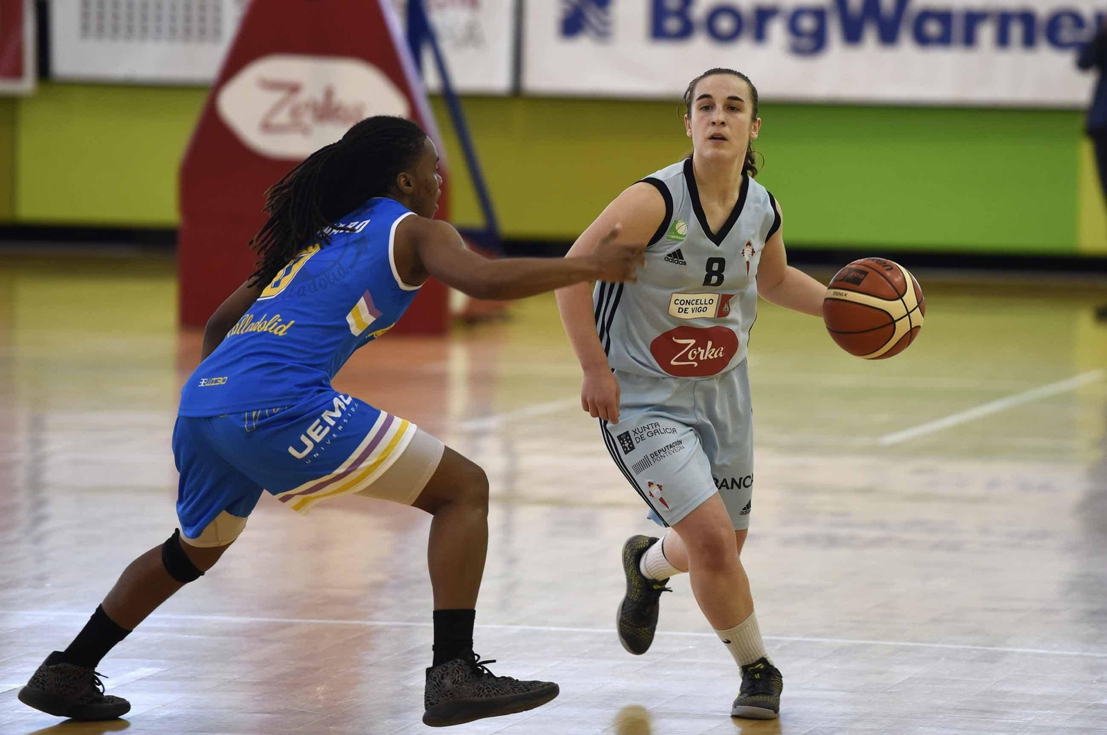 Anne Senosiain busca el pase durante el último partido en Navia.