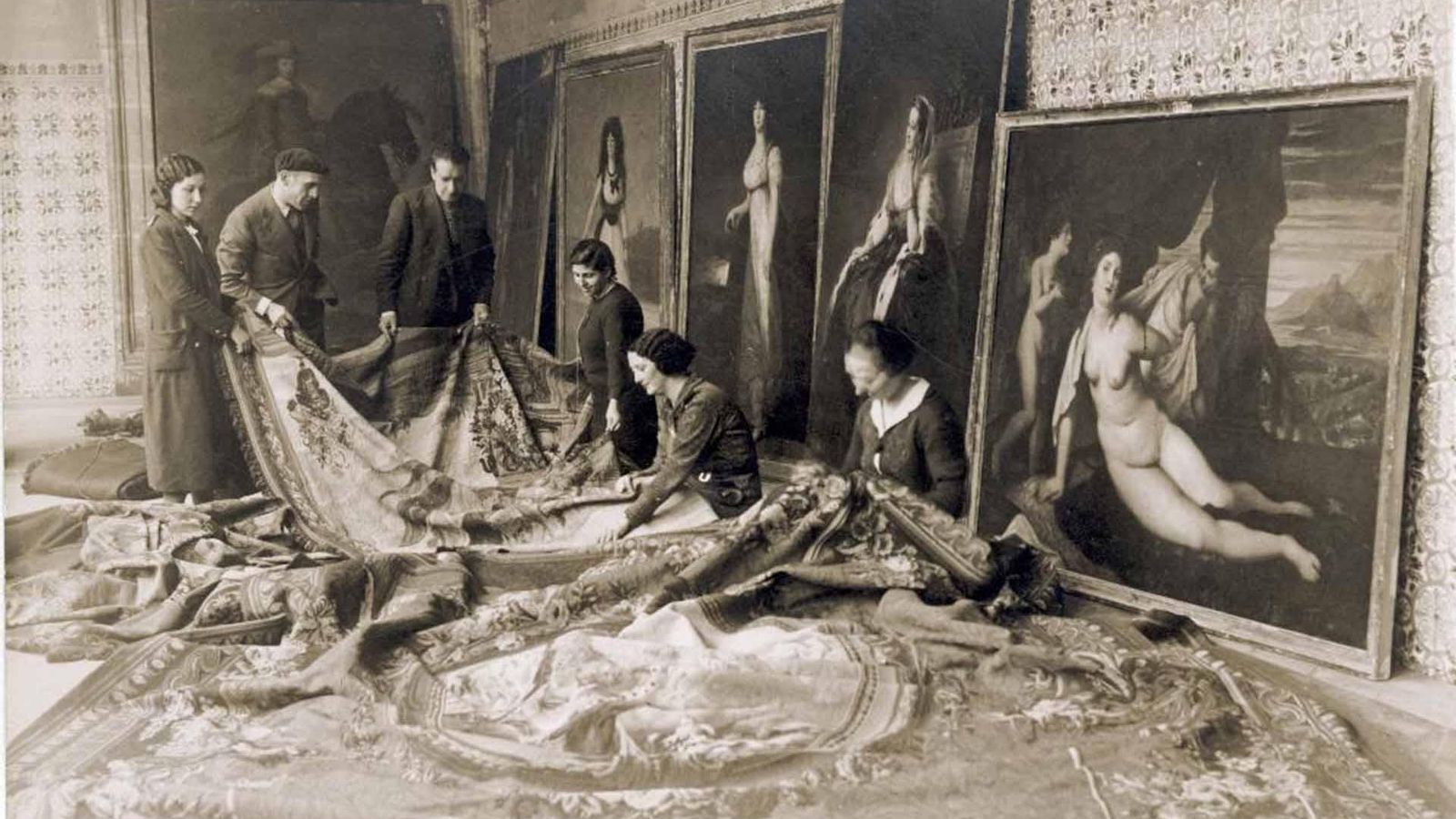 JL Vaamonde recosido de tapices a mano antes de aguardarlos en las torres serrano