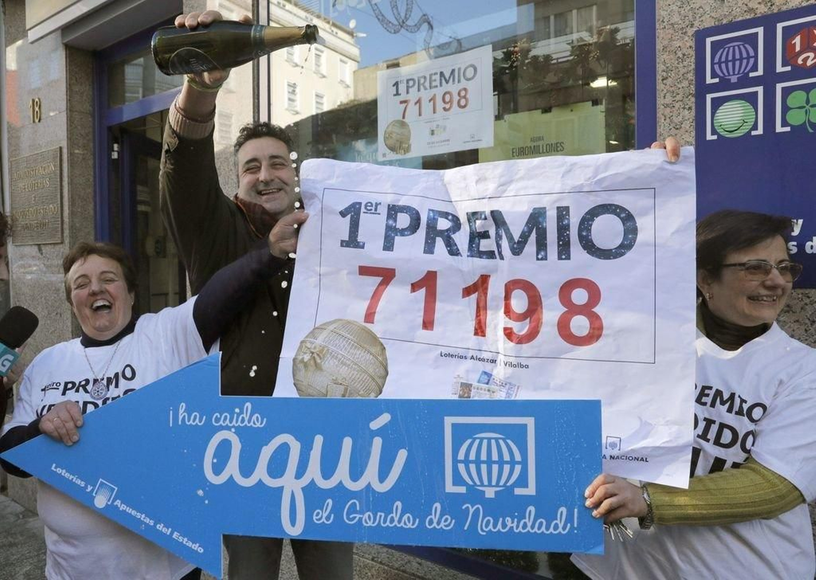 Mari Carmen (drcha) y Manuela (izq) celebran con sus compañeras de la administración El Alcázar, tras haber vendido El Gordo en Vilalba.