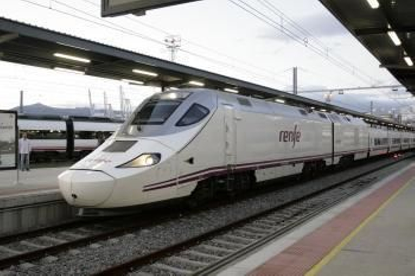 Un tren Alvia en la estación de Vigo-Guixa