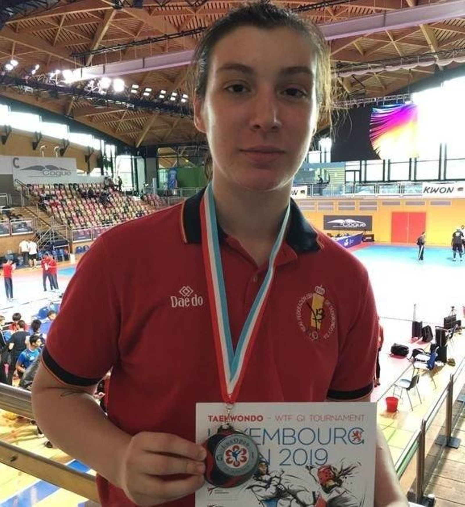 Tania con su medalla de plata.