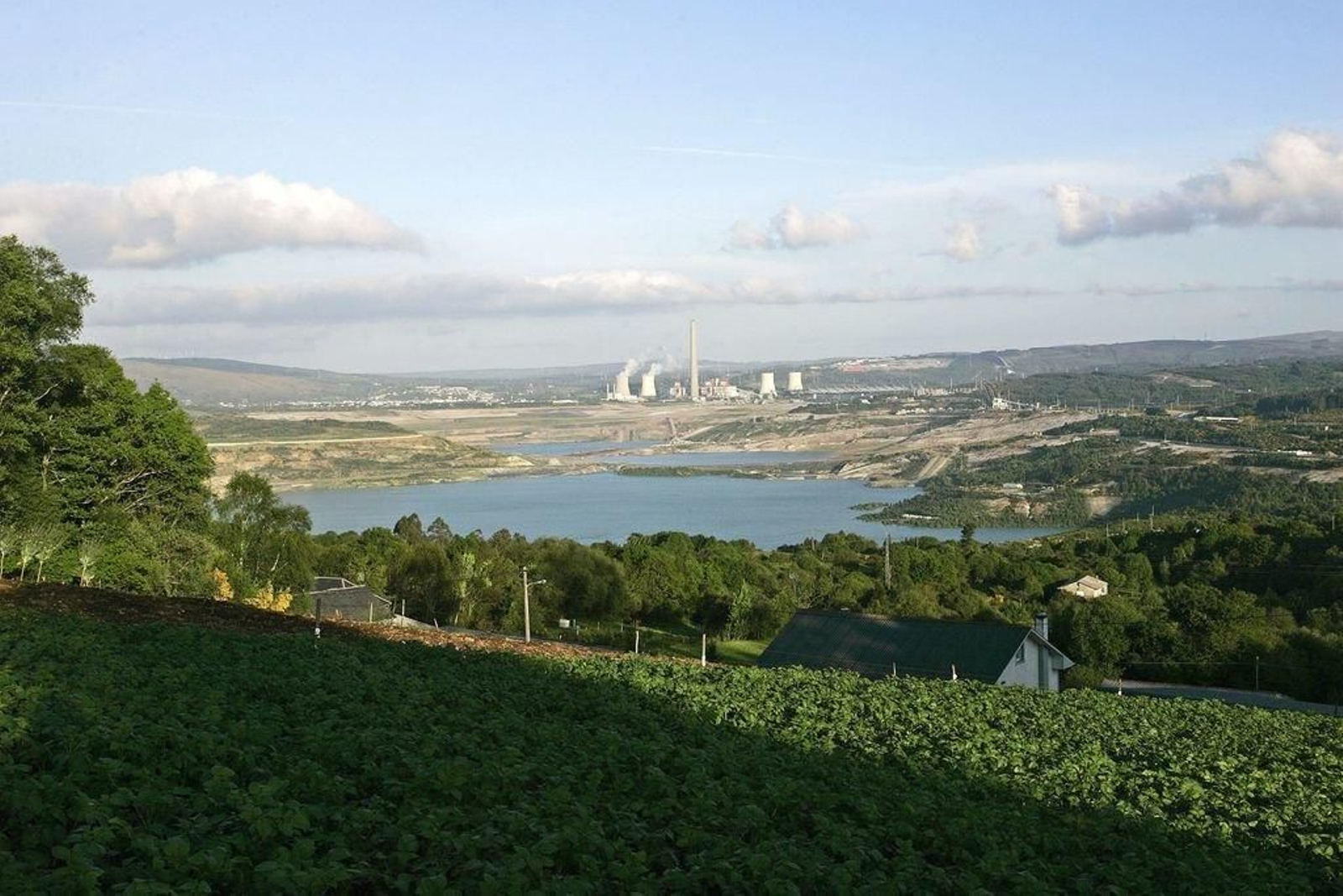 Panorámica de la central térmica de As Pontes, con el lago en primer término.
