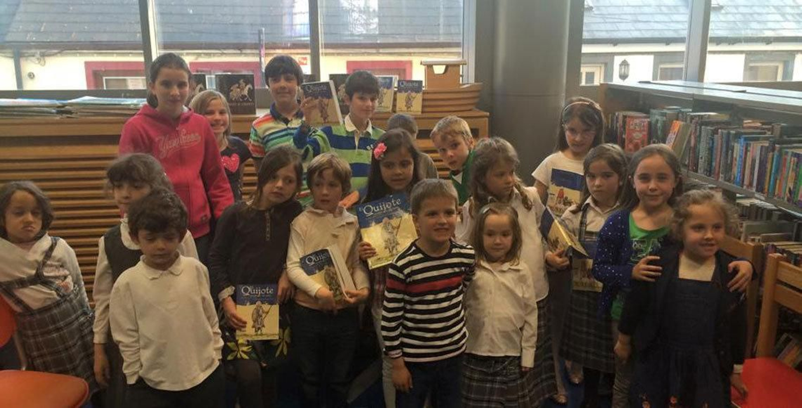 Niños de la colectividad española en Dublín que participaron en la primera maratón de lectura infantil de El Quijote.