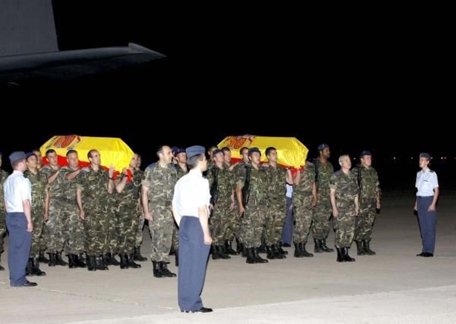 Los féretros de los dos militares muertos en accidente en Bosnian accidente en Bosnia  (Foto: efe)