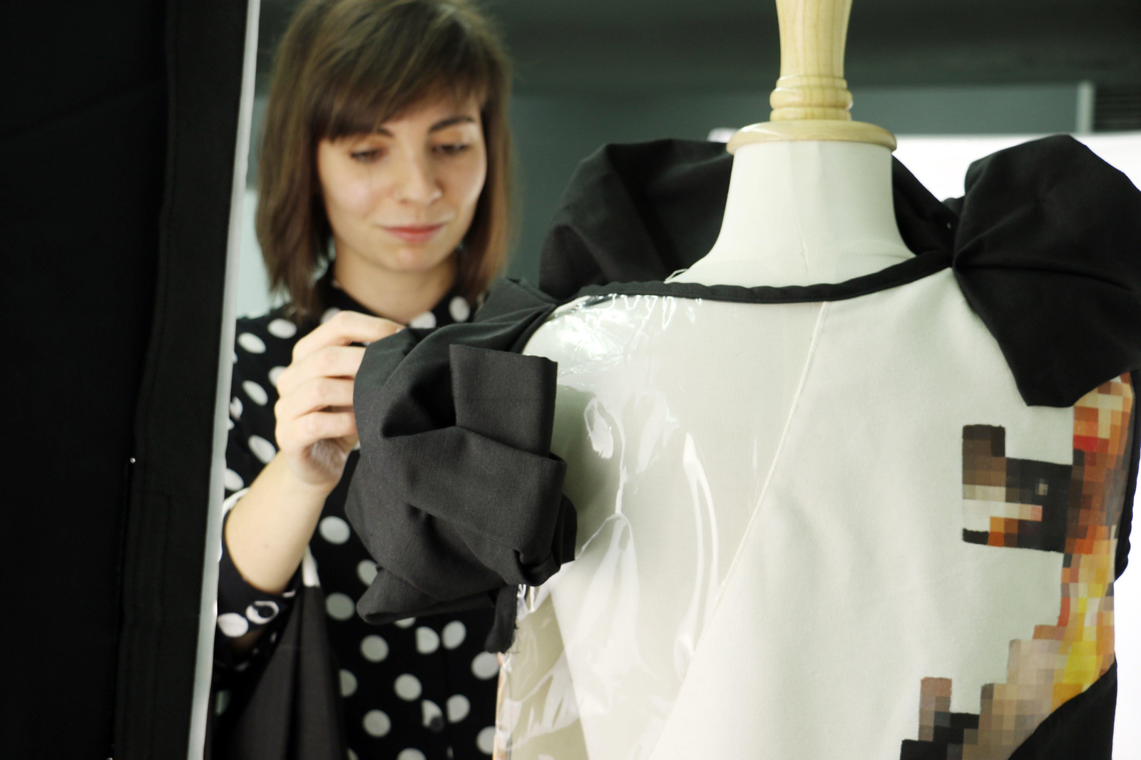 Iria Carrera, con uno de los diseños.