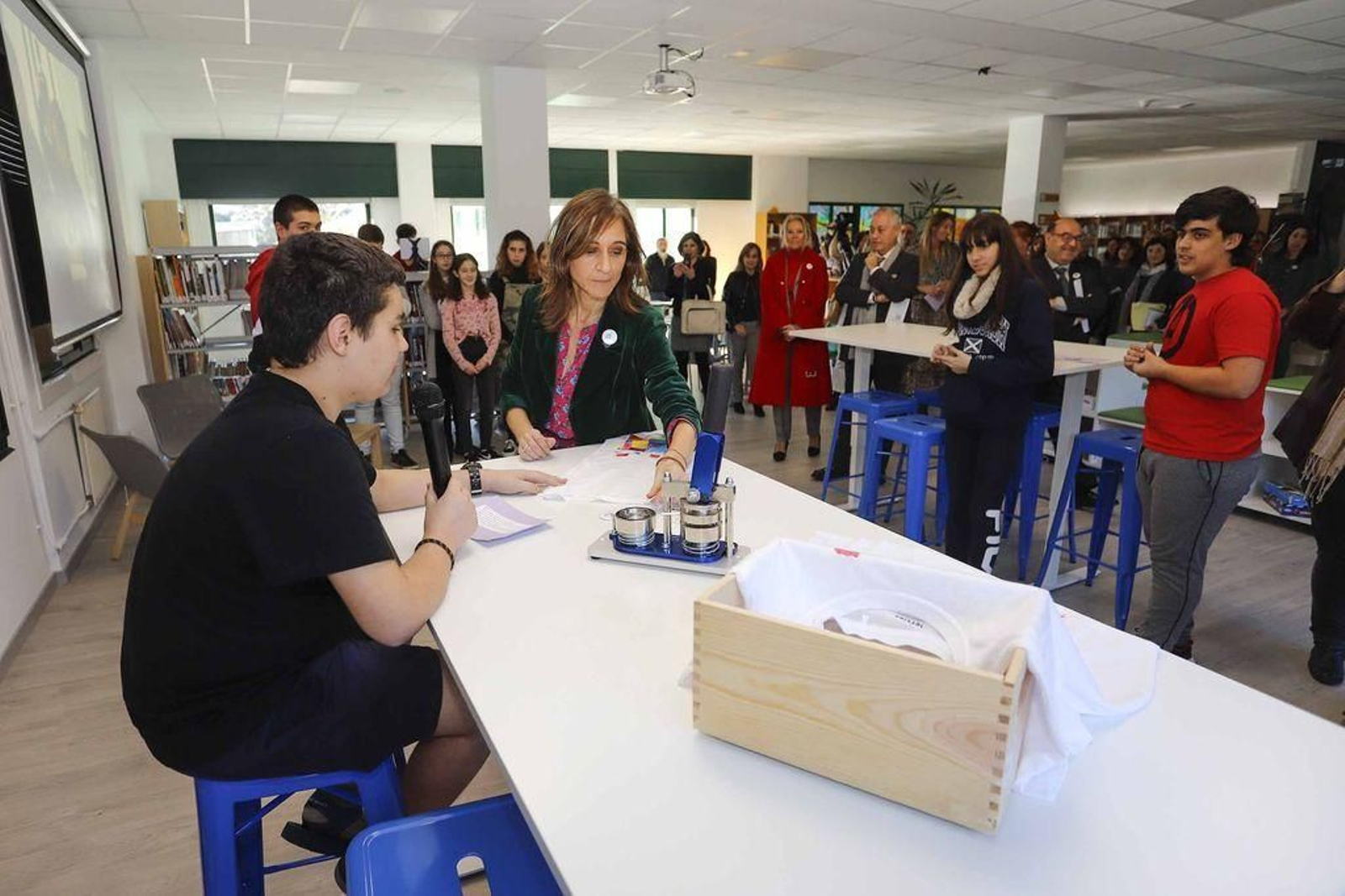 La conselleira de Educación, Carmen Pomar, interactuó y charló con los alumnos del instituto.
