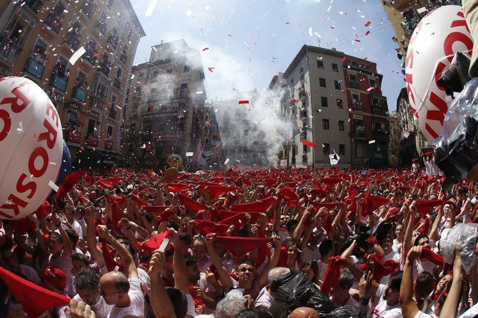 Pañuelos rojos al viento después del chupinazo.