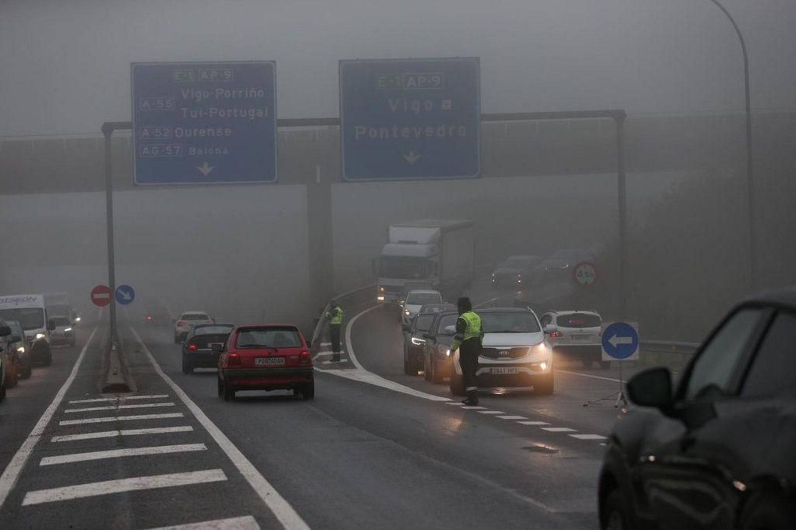 Cortado un carril de la AP-9 en Vigo después de volcar un camión en los túneles de A Madroa 19