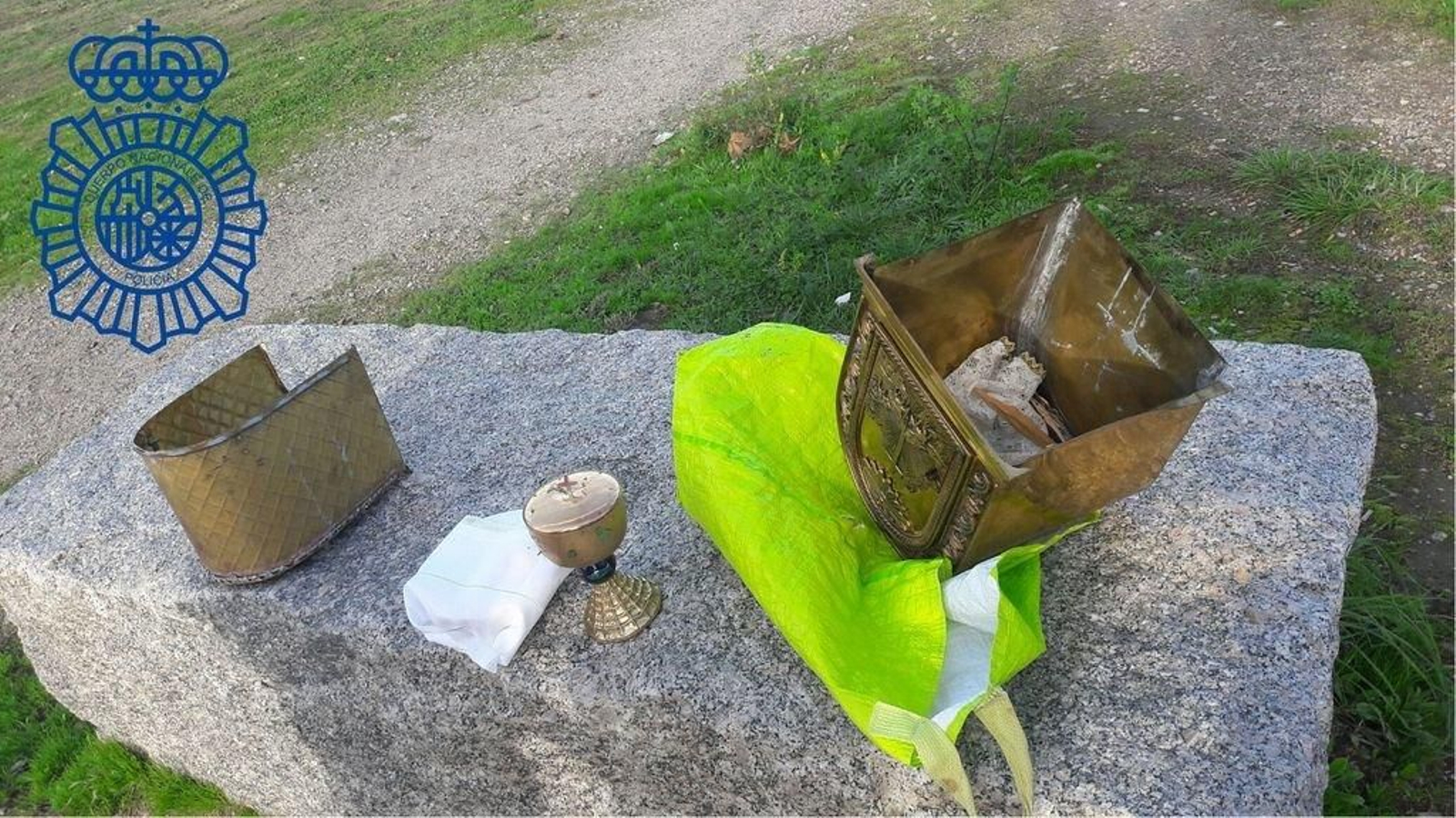 Los objetos robados de la sacristía de la capilla del Cunqueiro, luego localizados.