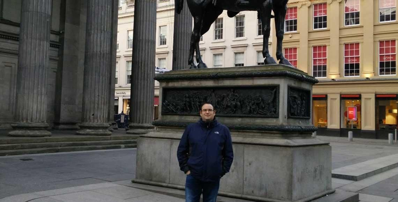 Iván Pérez trabaja en Escocia como ingeniero de sistemas en software de control de tráfico aéreo.