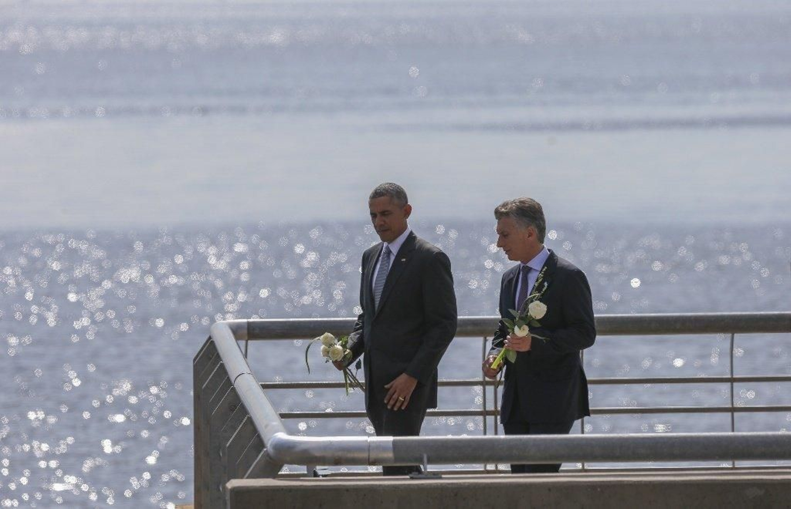 Barack Obama y Mauricio Macri durante la ofrenda floral a las víctimas de la la dictadura argentina.