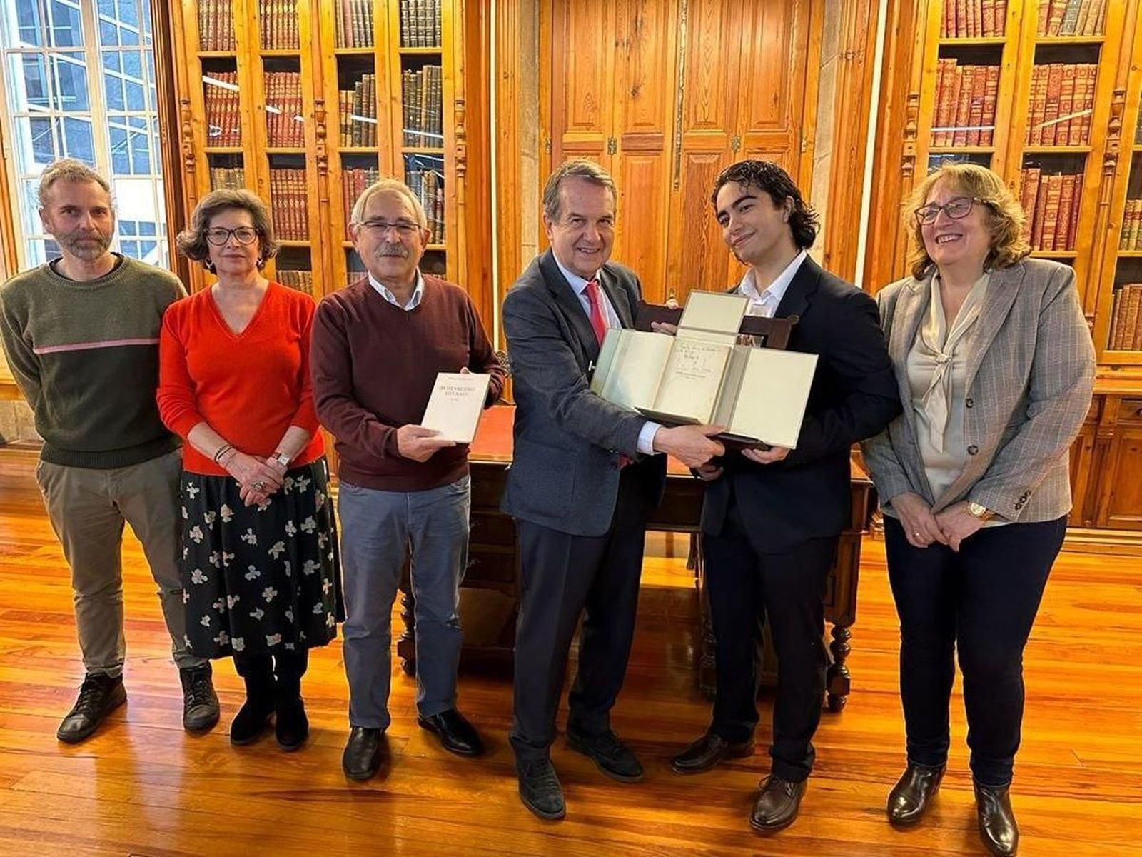 Caballero y Iago Lago posan con la pieza del Romancero Gitano firmada por Lorca.
