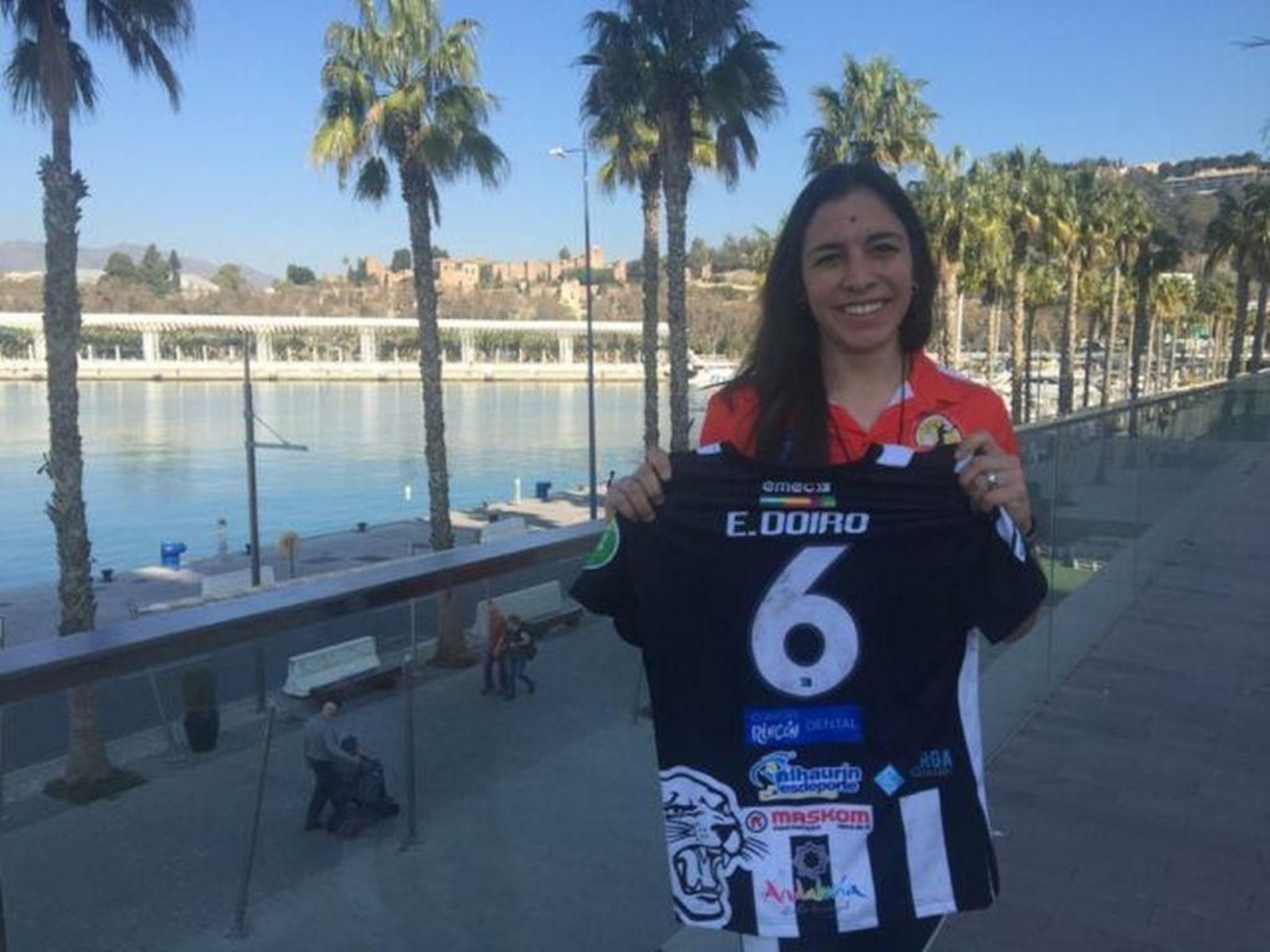 Doiro posó con su camiseta en una calle de la ciudad costasoleña.