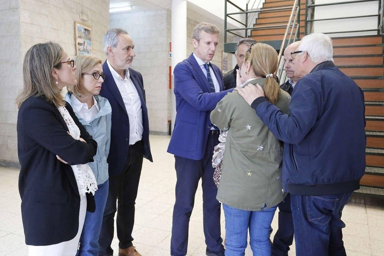 Alfonso Rueda junto a varios vecinos afectados.