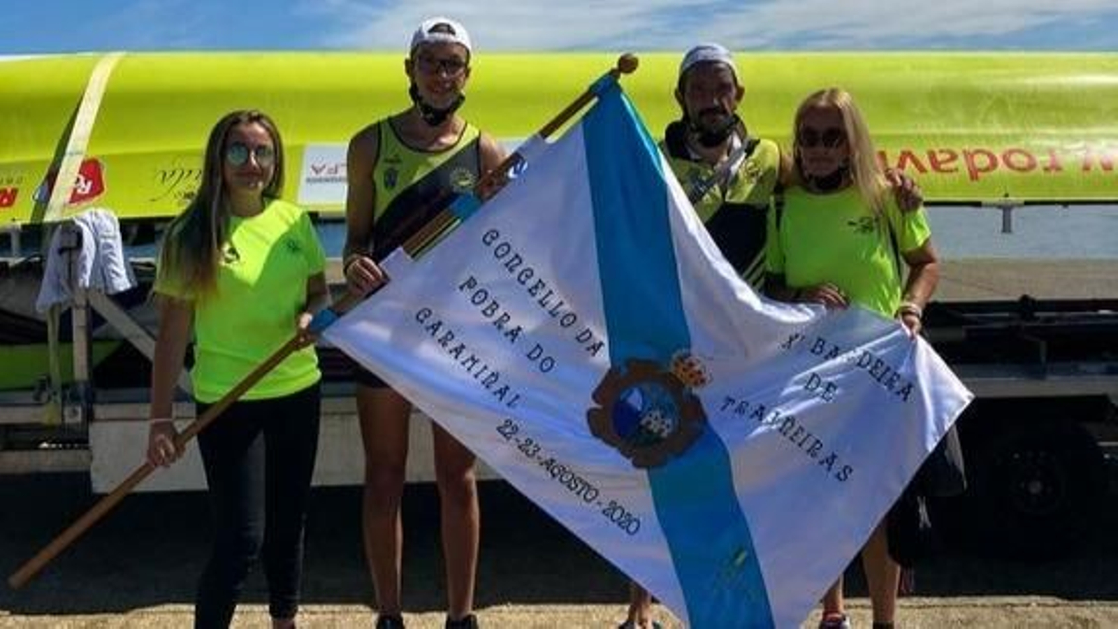 La familia Silva, con Iván y Felipe en el medio, tras conquistar la victoria en la Bandeira Concello da Pobra.