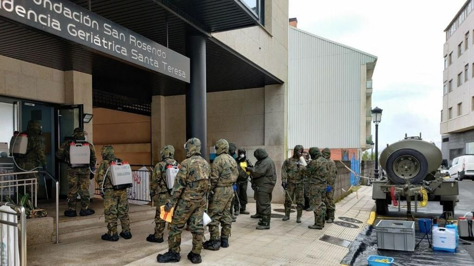 Efectivos de la Brilat entrando ayer en la Residencia de Mayores Santa Teresa.