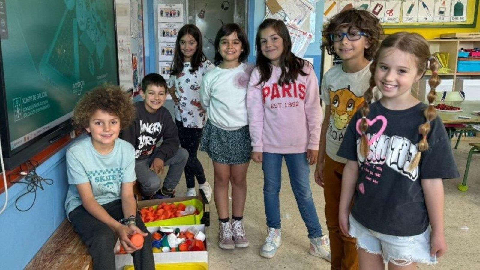 Alumnos del CEIP de Laredo con los tapones de plásticos recolectados.