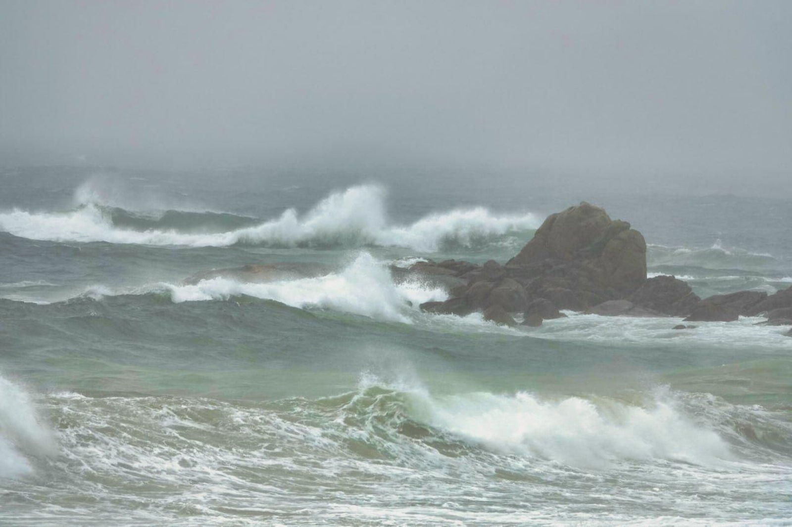 Mar embravecido en Vigo por la borrasca Karlotta. // Vicente Alonso