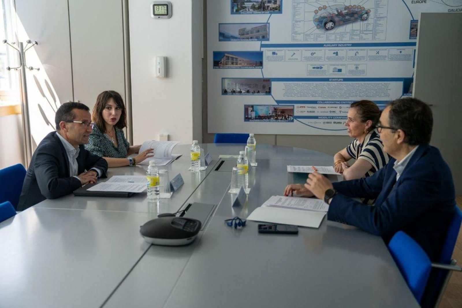 La conselleira (izquierda) se reunió con la presidenta y el secretario del Clúster de Empresas de Automoción.