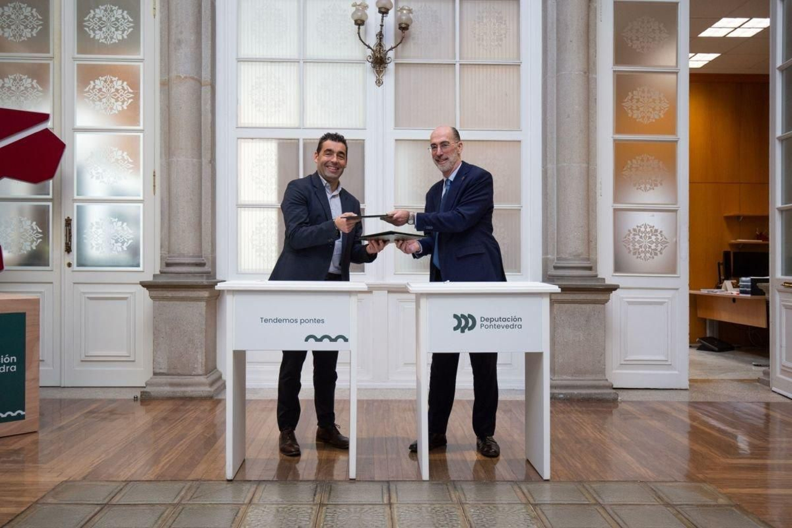 Luis López (Deputación) e Almuiña, co convenio.