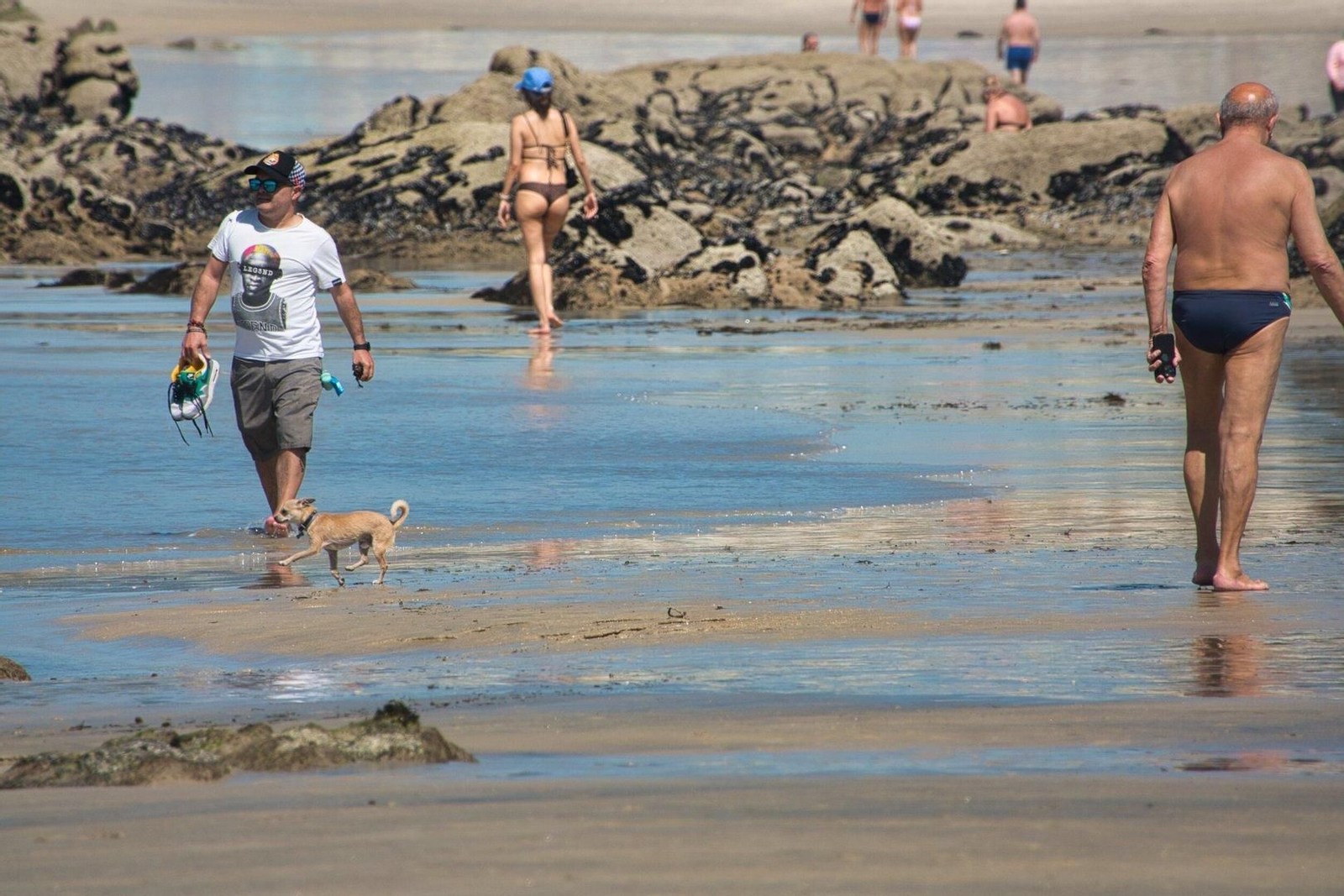 Gente bañándose en Samil.