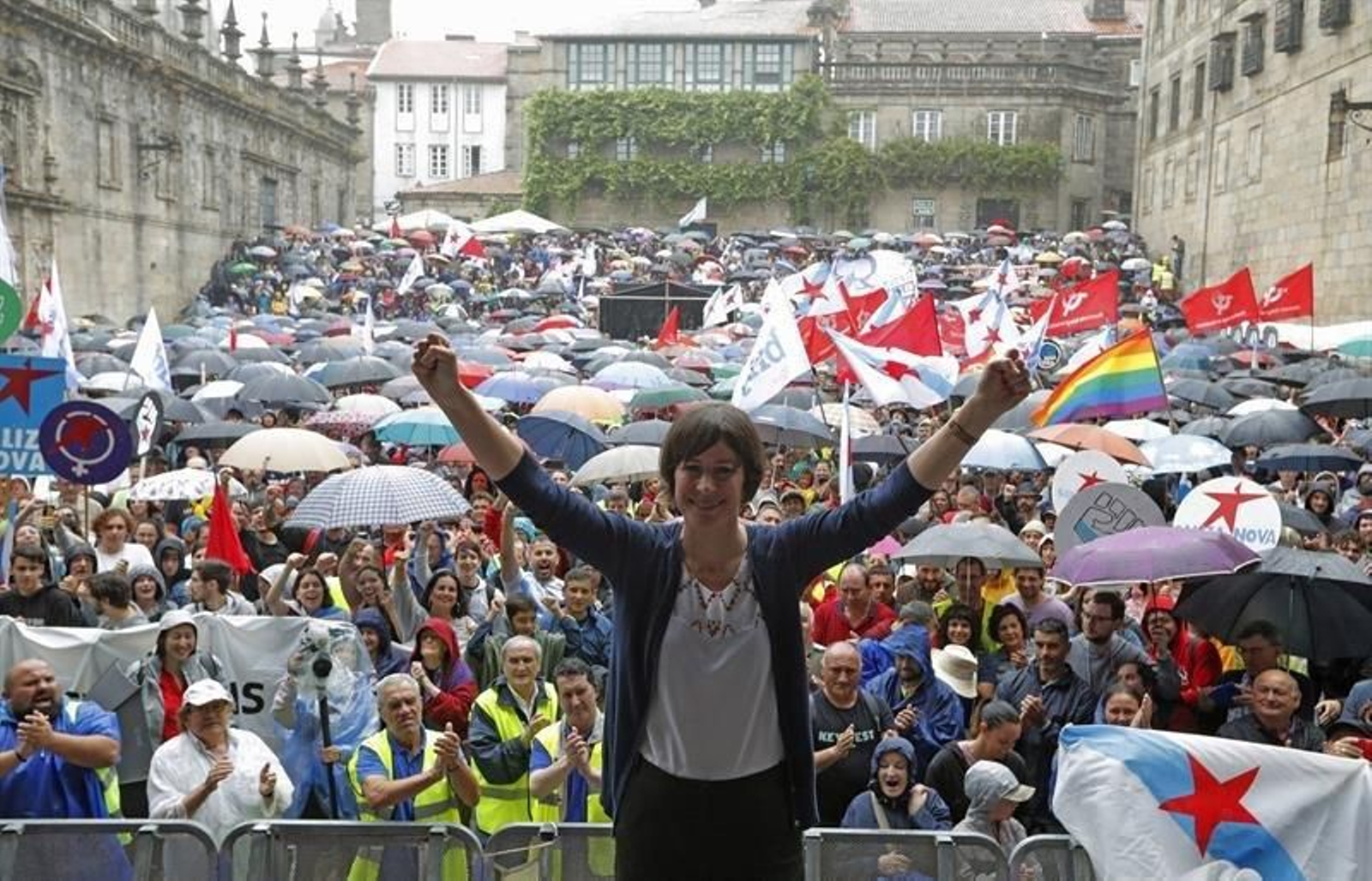 La portavoz nacional del BNG, Ana Pontón (c), saluda ante los miles de simpatizantes que llenaron la plaza de A Quintana tras una manifestación nacionalist