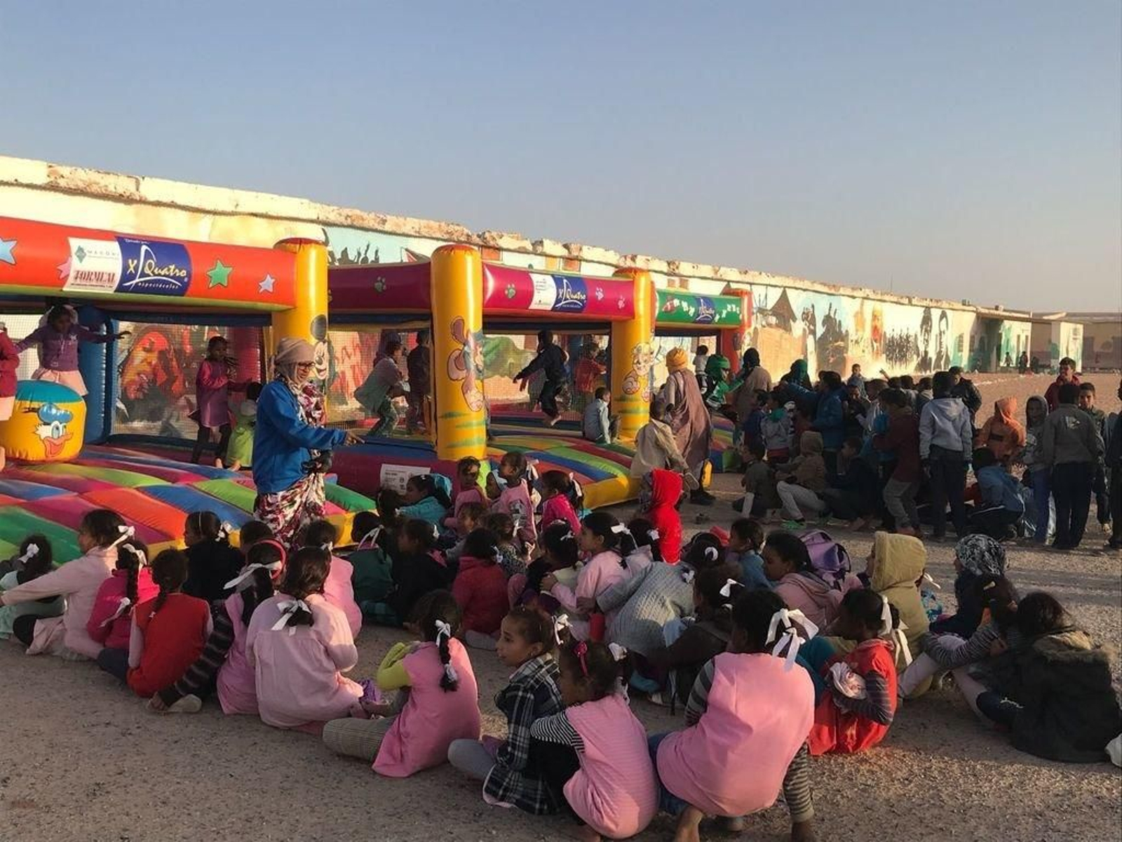 Los saharauis, felices con los hinchables