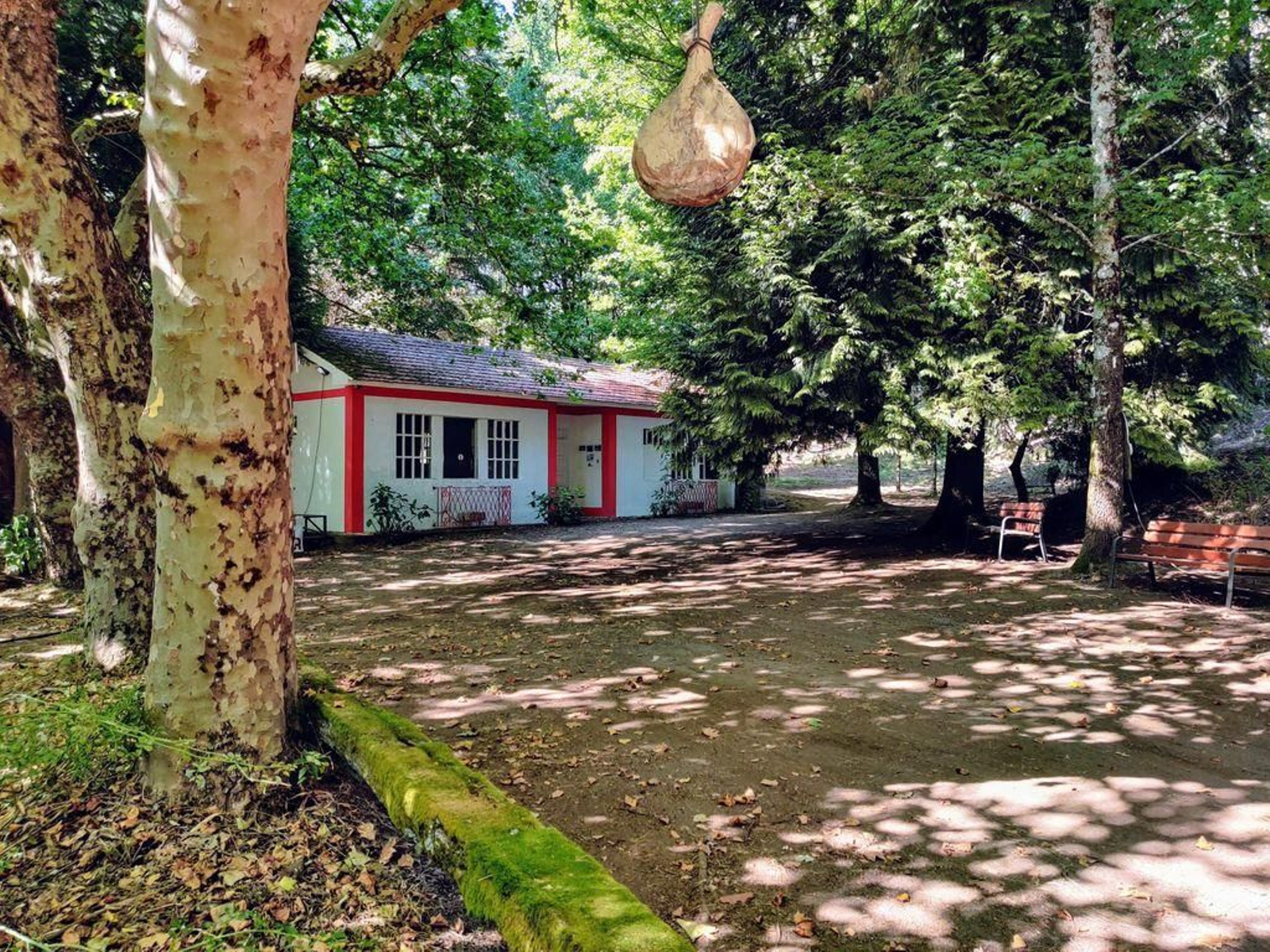 Una edificación del antiguo Balneario de Augas Férras, adorna el nuevo Parque.
