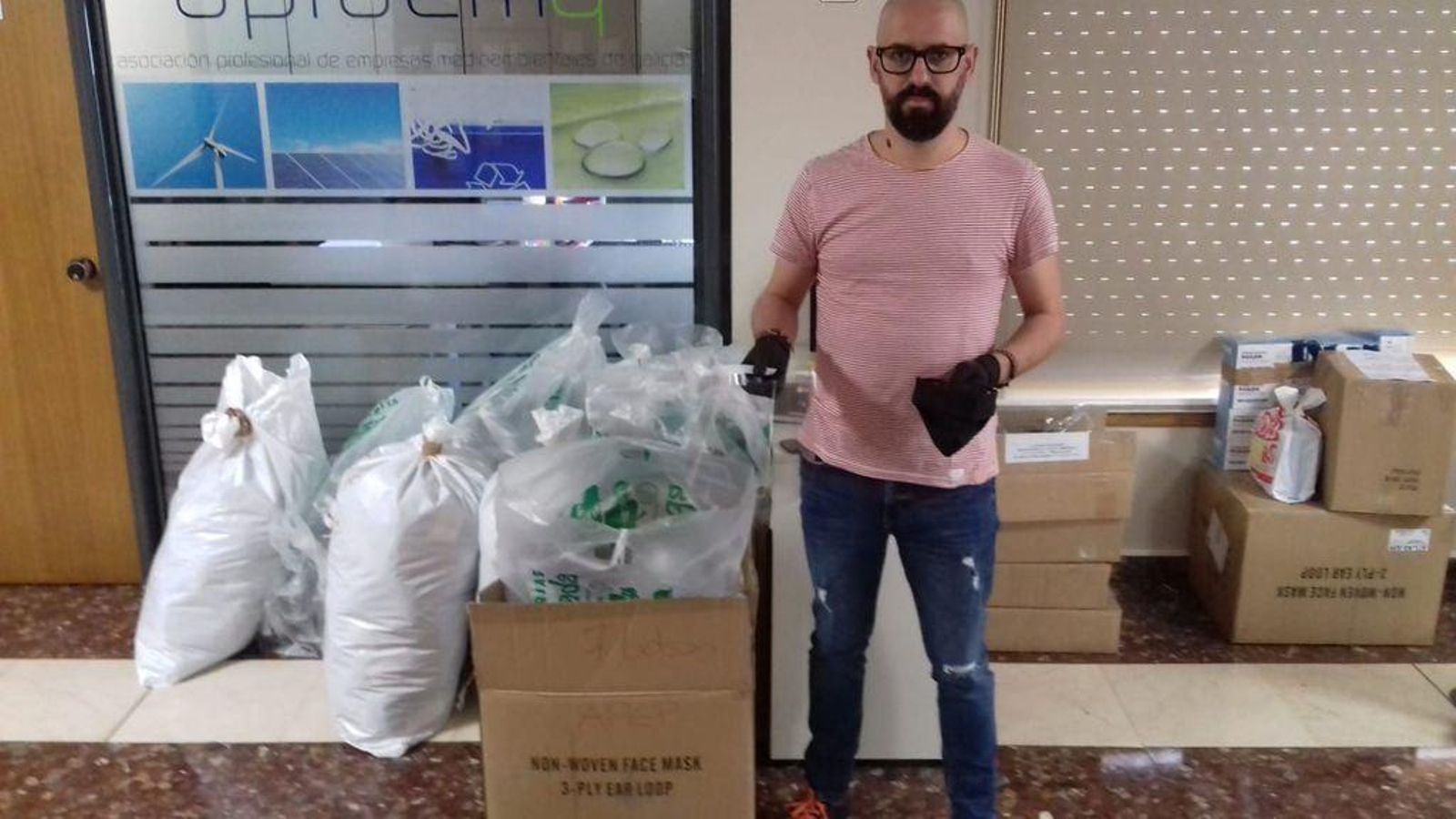 Marcos Atrio, ayer, durante el reparto de mascarillas y pantallas.