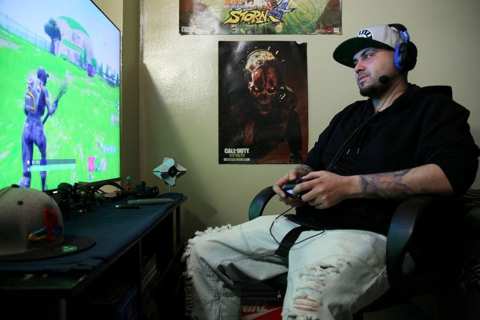 Un joven participa en el juego "Fortnite Battle Royale" desde su casa.