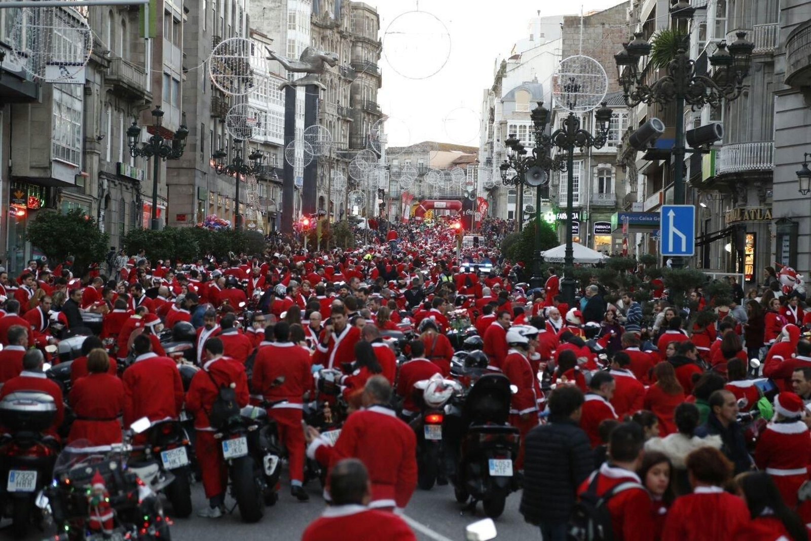 Miles de papanoeles moteros toman las calles de Vigo // JV Landín