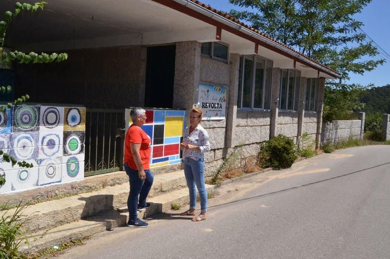 La alcaldesa, Loli Castiñeira (drcha), y Gela Ledo, ante la antigua Escola da Revolta.