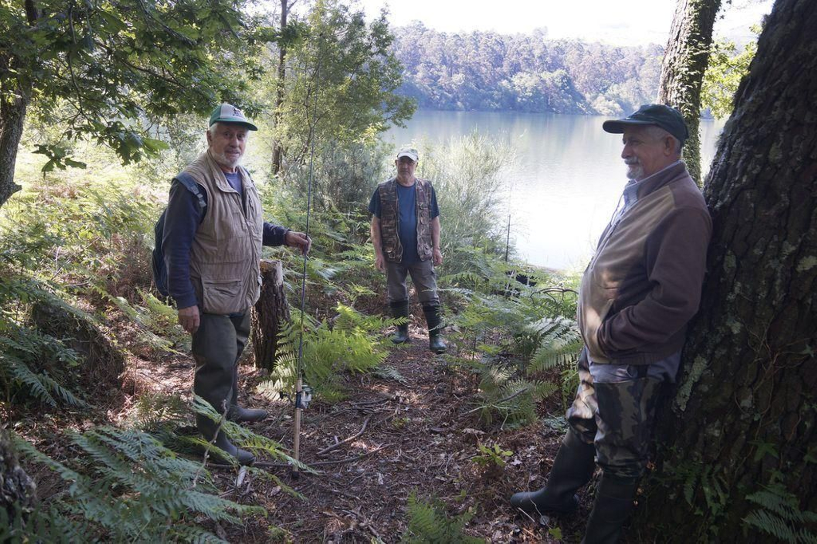 Los pescadores, muchos de ellos conocidos, acudieron ayer a las inmediaciones del embalse de Zamáns.
