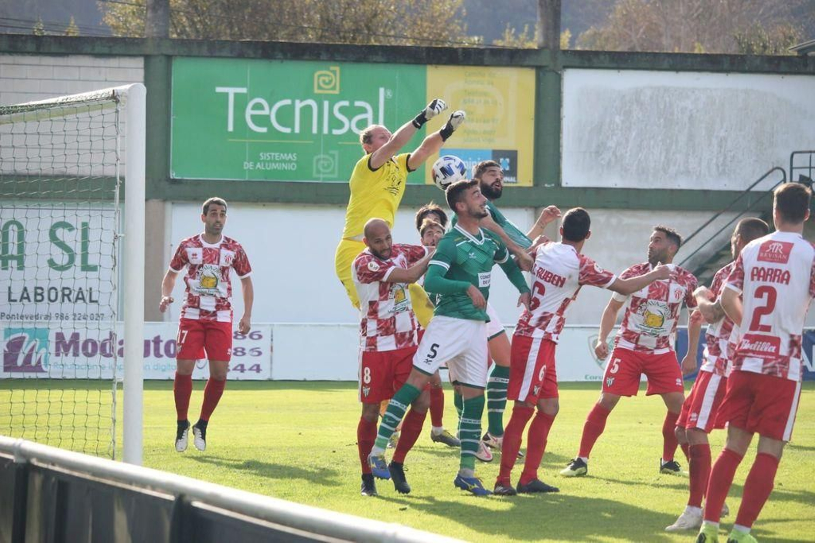 Andriu aprovechó el error de Sarkauskas para anotar el primer tanto del curso para el Coruxo.